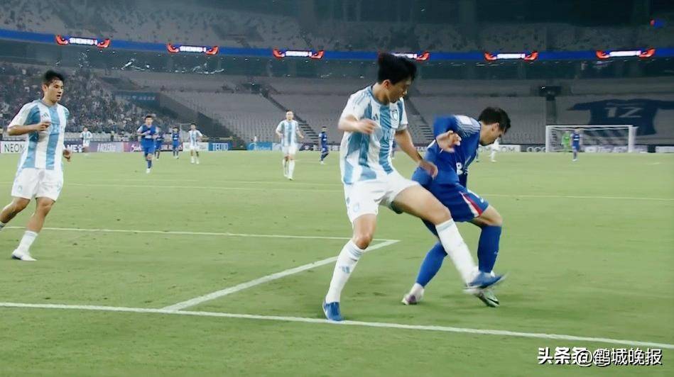 上海申花训练开放日，今晨防线松动引欢呼，全明星赛在即，资深球员宣示担当(上海申花足球队最新消息)