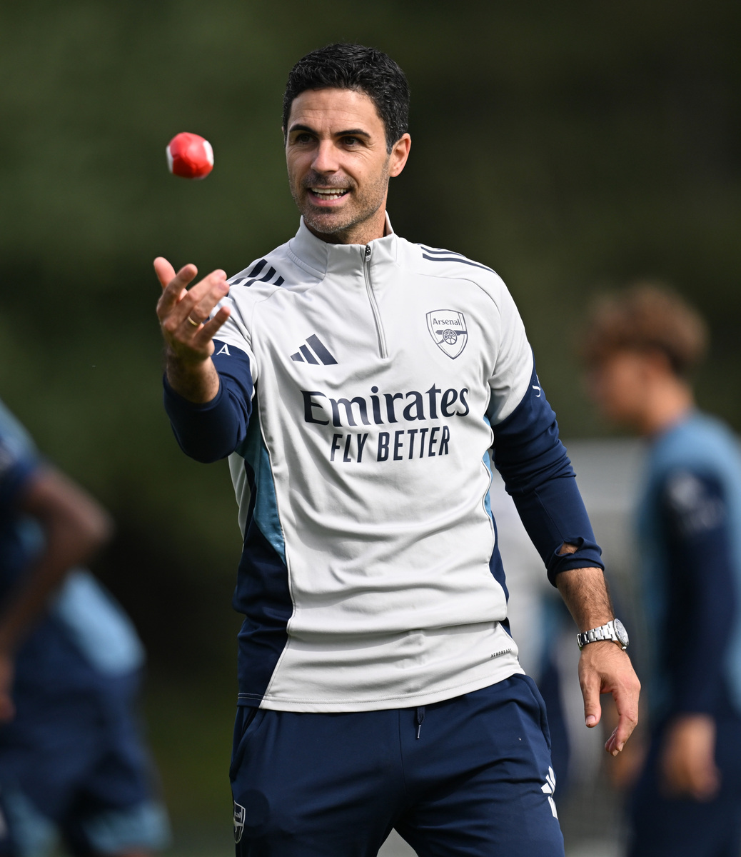 冲刺阶段体能课后,皇家社会主帅复盘备战英超,引发热议,训练强度明显提升 冲刺阶段体能课后,皇家社会主帅复盘备战英超,引发热议,训练强度明显提升