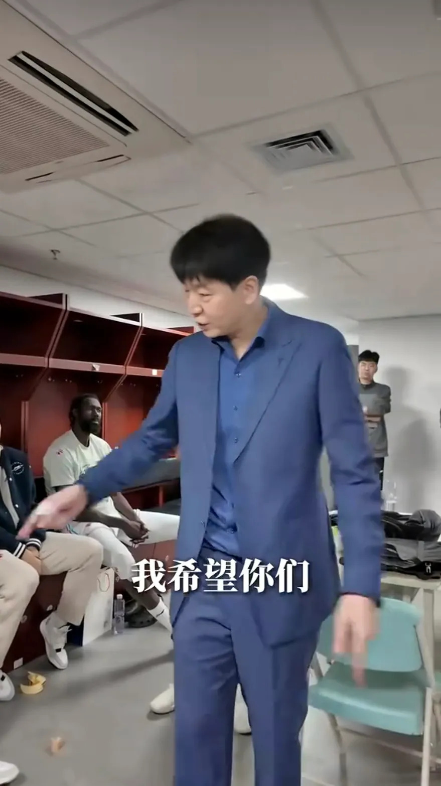 赛后体能课后；克里夫兰骑士更衣室发声备战CBA常规赛；更衣室稳定；年轻球员得到机会的简单介绍